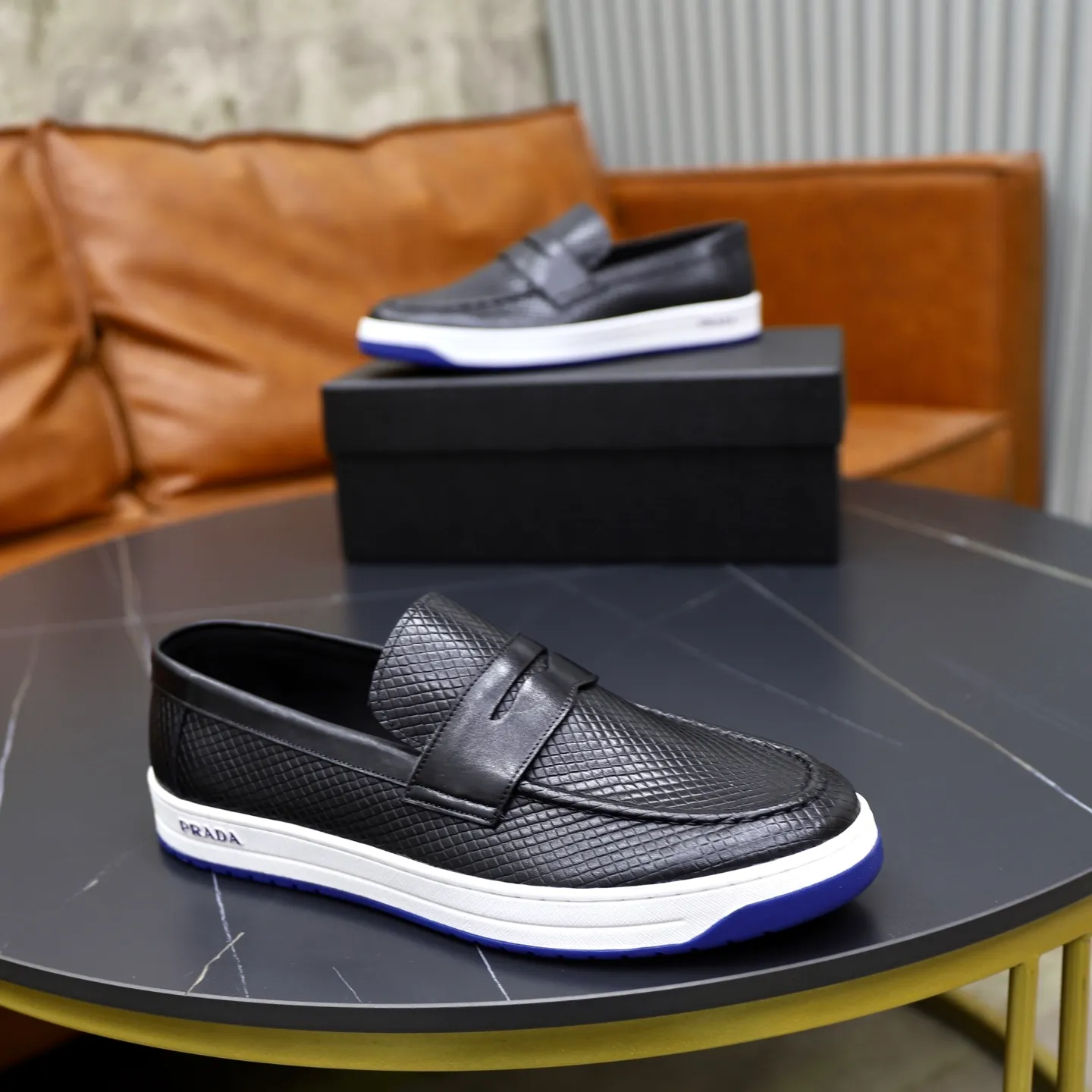 Factory price: 💰640 Prada classic men’s lace-up casual shoes | Imported cowhide upper | Upper stitching layered design, light and breathable | Soft and comfortable | Decorated with PRADA letters on the side | Distinctive sports style, showing the brand style | Lightweight concave and convex pattern rubber soles | Matched with cowhide foot pad lining | Excellent foot feel, fashionable and elegant | Size: 38-44 (45 customized)